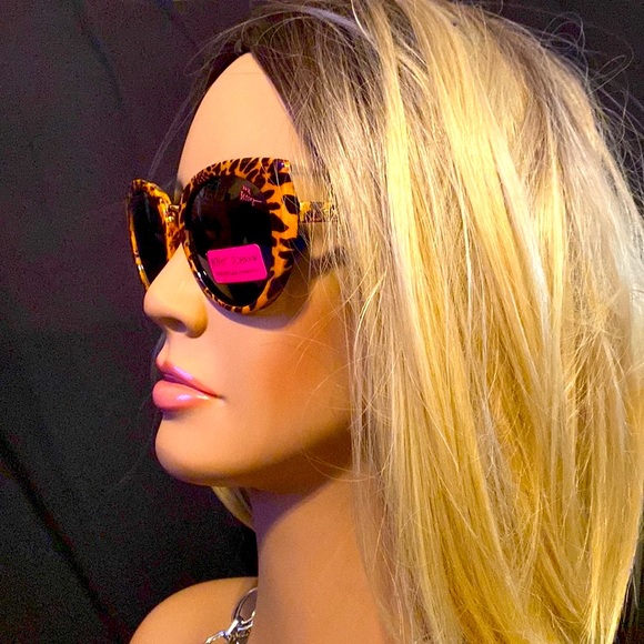 Betsey Johnson sunglasses, NWT, leopard print/design, 100% UV PROTECTION. - Picture 8 of 16